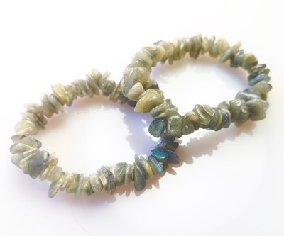 Labradoriit käevõru suurtest tšipsidest 