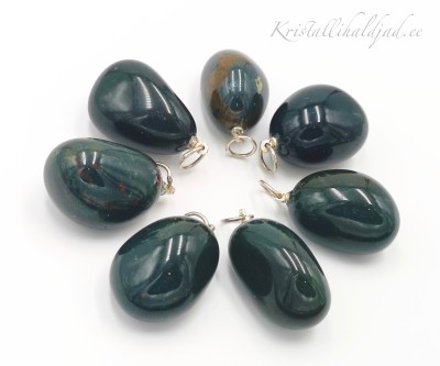 Heliotroop ehk verekivi ripats lihvitud tilk