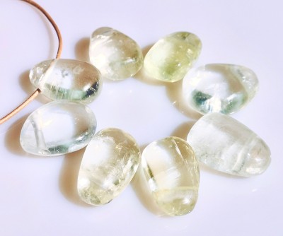 Kuldne kaltsiit auguga