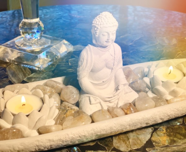 Buddha kuldse rutiilkvartsi ja lootose küünlaalustega