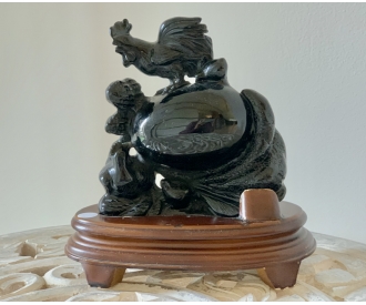 Obsidiaan feng shui õnnekuju puidust alusel