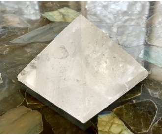 Leiunurk: Mäekristall püramiid defektiga
