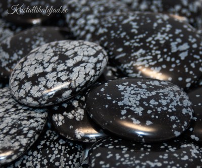 Lumehelbe obsidiaan lapik kivi