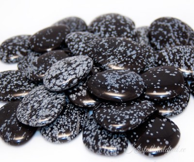 Lumehelbe obsidiaan lapik kivi