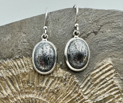 Kalkopüriit hõbekõrvarõngad