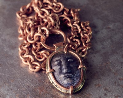 Kaelaehe Georg. Ehtekunstnik Uku Nurk vasest ehted