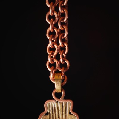 Kaelaehe Tõnsi. Ehtekunstnik Uku Nurk vasest ehted