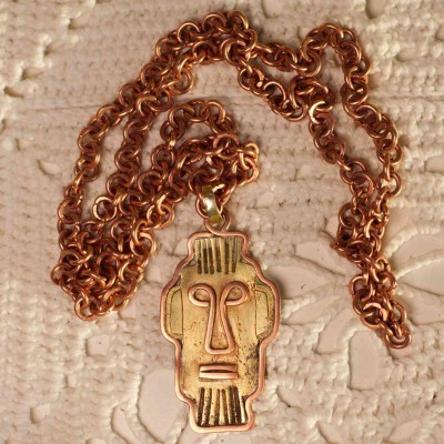 Kaelaehe Tõnsi. Ehtekunstnik Uku Nurk vasest ehted