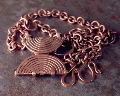 Kaelaehe Ilmapuu. Ehtekunstnik Uku Nurk vasest ehted