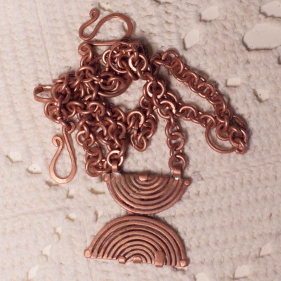 Kaelaehe Ilmapuu. Ehtekunstnik Uku Nurk vasest ehted