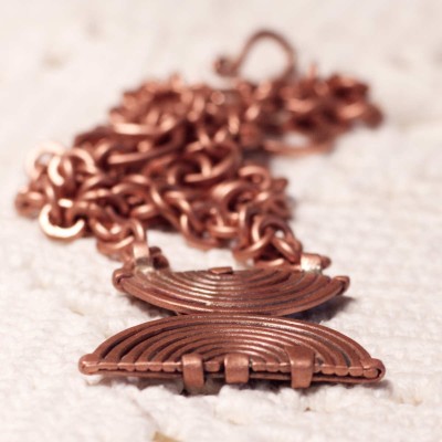 Kaelaehe Ilmapuu. Ehtekunstnik Uku Nurk vasest ehted