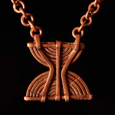 Kaelaehe Ilmapuu. Ehtekunstnik Uku Nurk vasest ehted