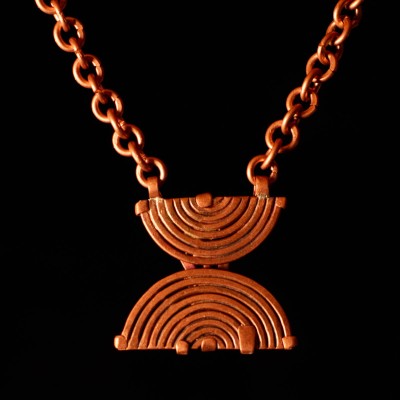 Kaelaehe Ilmapuu. Ehtekunstnik Uku Nurk vasest ehted