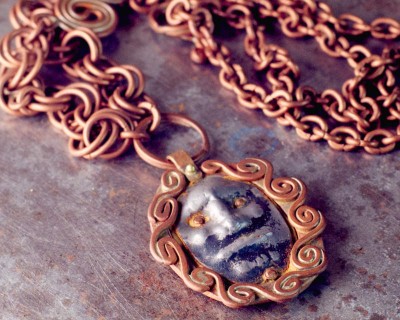 Kaelaehe Rammu. Ehtekunstnik Uku Nurk vasest ehted