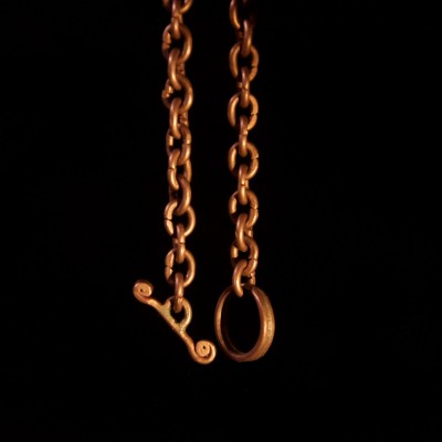 Kaelaehe Rammu. Ehtekunstnik Uku Nurk vasest ehted