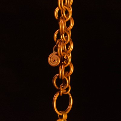 Kaelaehe Rammu. Ehtekunstnik Uku Nurk vasest ehted