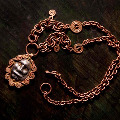 Kaelaehe Rammu. Ehtekunstnik Uku Nurk vasest ehted