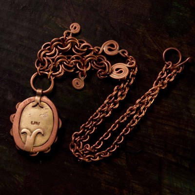 Kaelaehe Rammu. Ehtekunstnik Uku Nurk vasest ehted