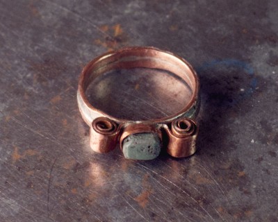 Sõrmus Edev. Ehtekunstnik Uku Nurk vasest ehted