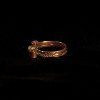 Sõrmus Edev. Ehtekunstnik Uku Nurk vasest ehted