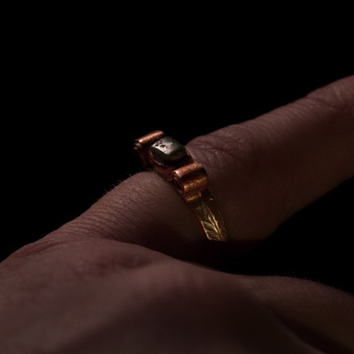 Sõrmus Edev. Ehtekunstnik Uku Nurk vasest ehted