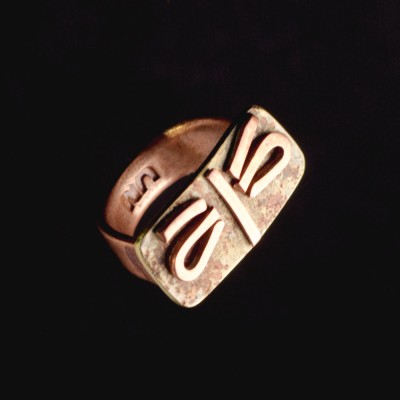 Sõrmus Kiil. Ehtekunstnik Uku Nurk vasest ehted