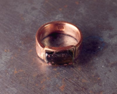 Sõrmus Klaasitükk. Ehtekunstnik Uku Nurk vasest ehted