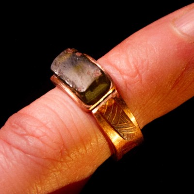 Sõrmus Klaasitükk. Ehtekunstnik Uku Nurk vasest ehted