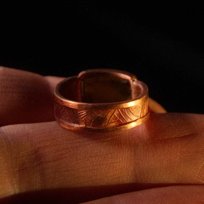 Sõrmus Klaasitükk. Ehtekunstnik Uku Nurk vasest ehted