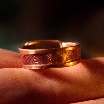 Sõrmus Klaasitükk. Ehtekunstnik Uku Nurk vasest ehted