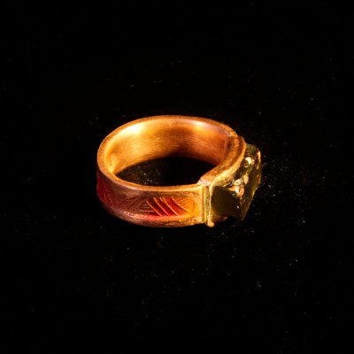 Sõrmus Klaasitükk. Ehtekunstnik Uku Nurk vasest ehted