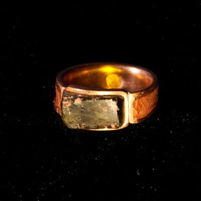 Sõrmus Klaasitükk. Ehtekunstnik Uku Nurk vasest ehted