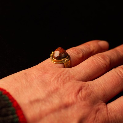 Sõrmus Lill. Ehtekunstnik Uku Nurk vasest ehted