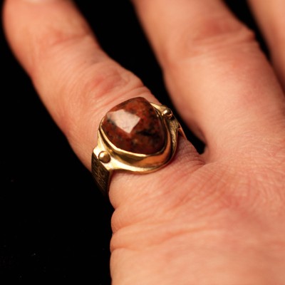 Sõrmus Lill. Ehtekunstnik Uku Nurk vasest ehted