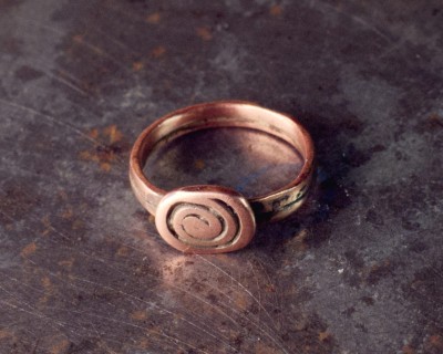 Sõrmus Universum. Ehtekunstnik Uku Nurk vasest ehted