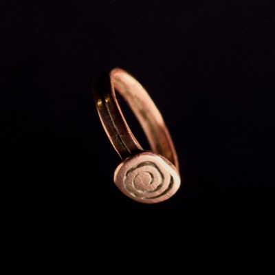 Sõrmus Universum. Ehtekunstnik Uku Nurk vasest ehted