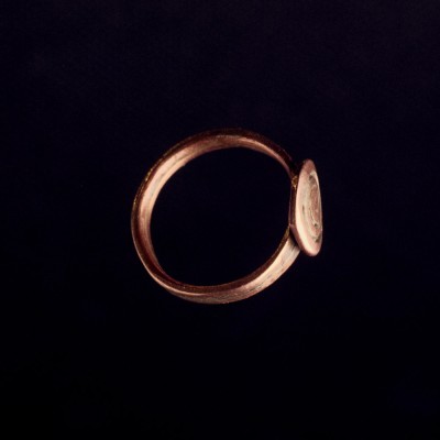 Sõrmus Universum. Ehtekunstnik Uku Nurk vasest ehted