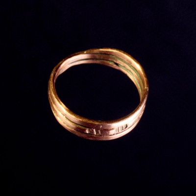 Sõrmus Viies. Ehtekunstnik Uku Nurk vasest ehted