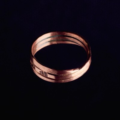 Sõrmus Viies. Ehtekunstnik Uku Nurk vasest ehted