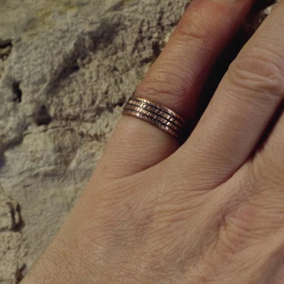 Sõrmus Kammsõrmus. Ehtekunstnik Uku Nurk vasest ehted