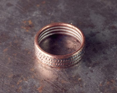 Sõrmus Kammsõrmus. Ehtekunstnik Uku Nurk vasest ehted