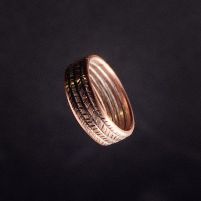 Sõrmus Kammsõrmus. Ehtekunstnik Uku Nurk vasest ehted