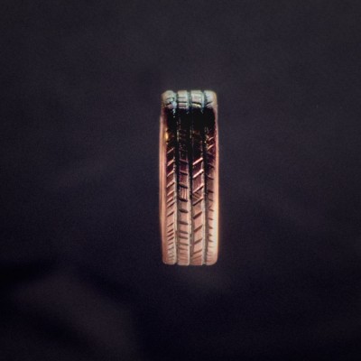 Sõrmus Kammsõrmus. Ehtekunstnik Uku Nurk vasest ehted