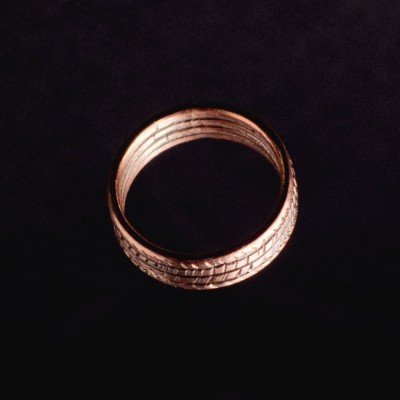 Sõrmus Kammsõrmus. Ehtekunstnik Uku Nurk vasest ehted