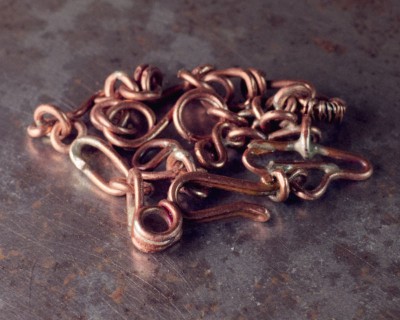 Käevõru Segadus. Ehtekunstnik Uku Nurk vasest ehted