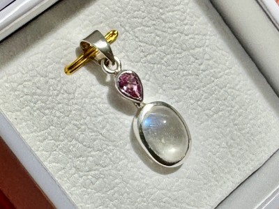 Roosa safiir ja sinine kuukivi hõberipats Sri Lankalt