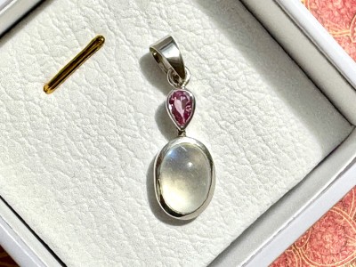 Roosa safiir ja sinine kuukivi hõberipats Sri Lankalt