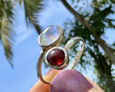 Punane granaat ja sinine kuukivi hõbesõrmus Sri Lankalt