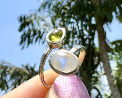 Peridoot ja sinine kuukivi hõbesõrmus Sri Lankalt