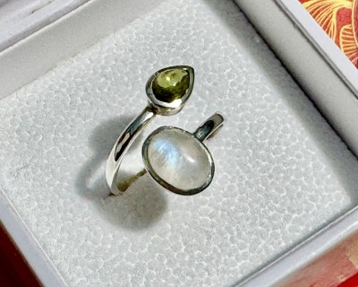 Peridoot ja sinine kuukivi hõbesõrmus Sri Lankalt